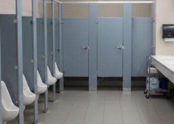 Svastiche e insulti a un docente sui muri dei bagni di un liceo di Verona