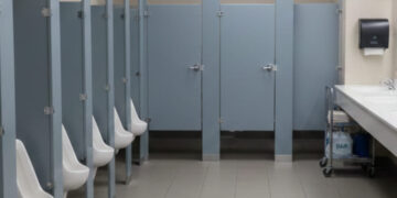 Svastiche e insulti a un docente sui muri dei bagni di un liceo di Verona