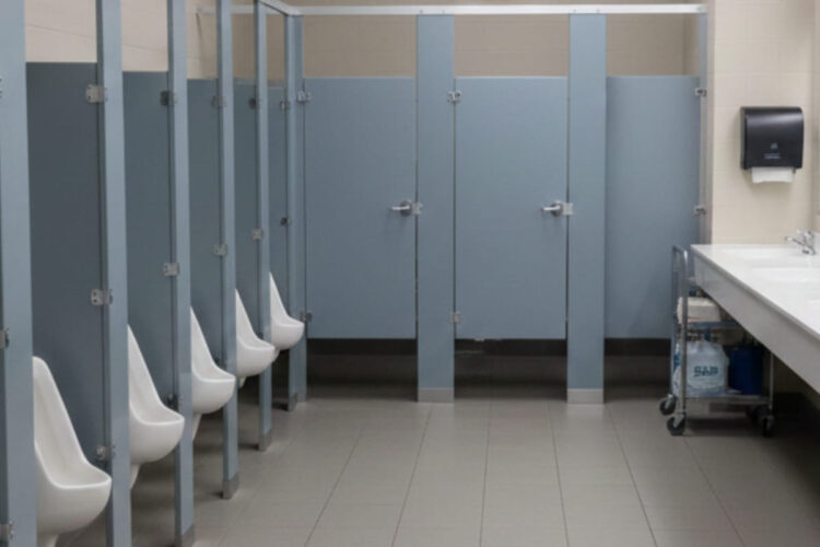 Svastiche e insulti a un docente sui muri dei bagni di un liceo di Verona