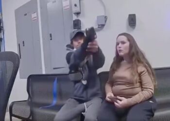 Ohio, sospetto ladro di negozi ripreso mentre minaccia agente con una pistola