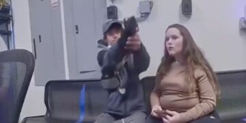 Ohio, sospetto ladro di negozi ripreso mentre minaccia agente con una pistola