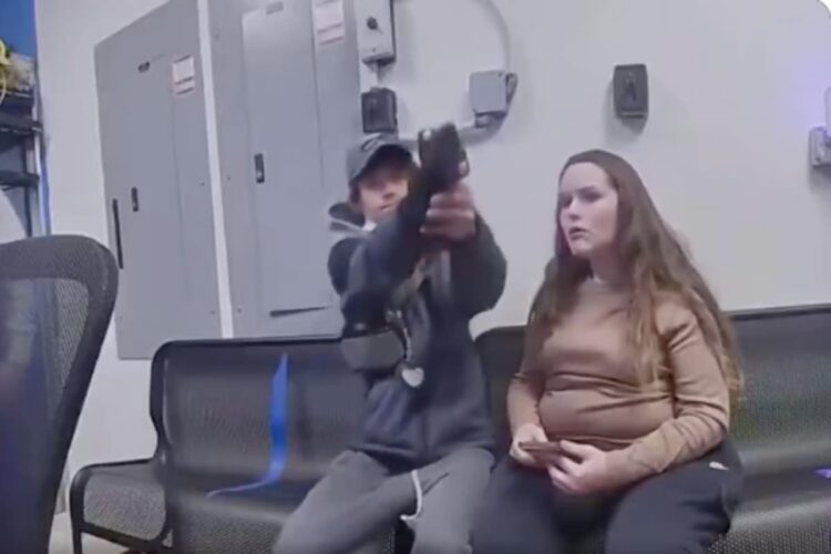 Ohio, sospetto ladro di negozi ripreso mentre minaccia agente con una pistola