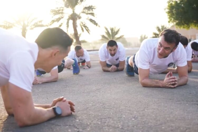 Macron si allena con i militari