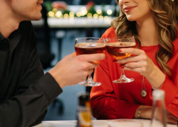 Party di Natale aziendali: nuovi dati rivelano quanto spesso scatta la scintilla tra colleghi