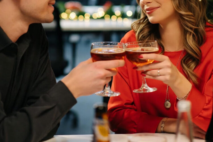 Party di Natale aziendali: nuovi dati rivelano quanto spesso scatta la scintilla tra colleghi