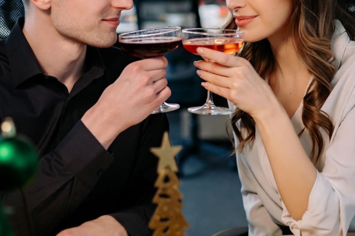 Party di Natale aziendali: nuovi dati rivelano quanto spesso scatta la scintilla tra colleghi