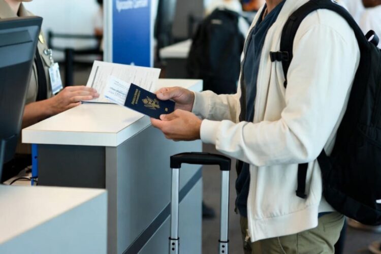 Controlli social e selfie obbligatorio per l’ingresso negli Usa