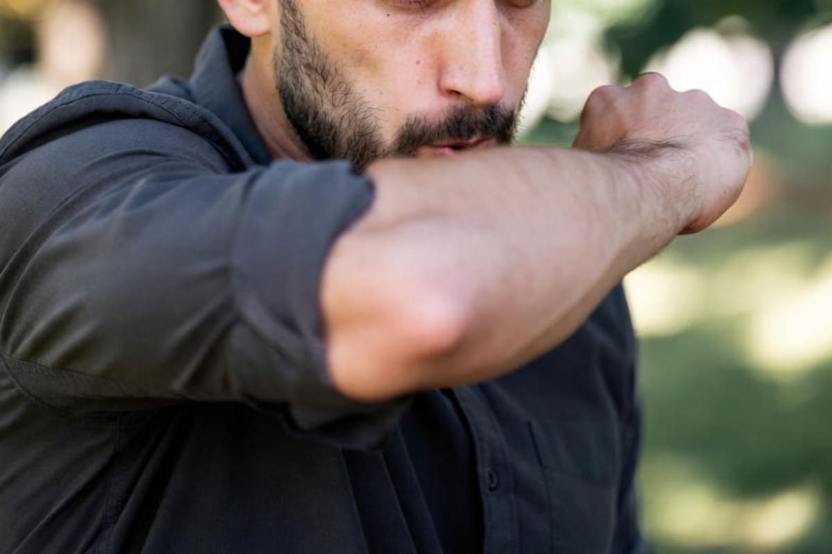 Un uomo con la polmonite