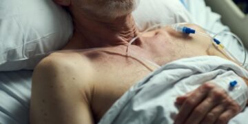 Un uomo con la polmonite