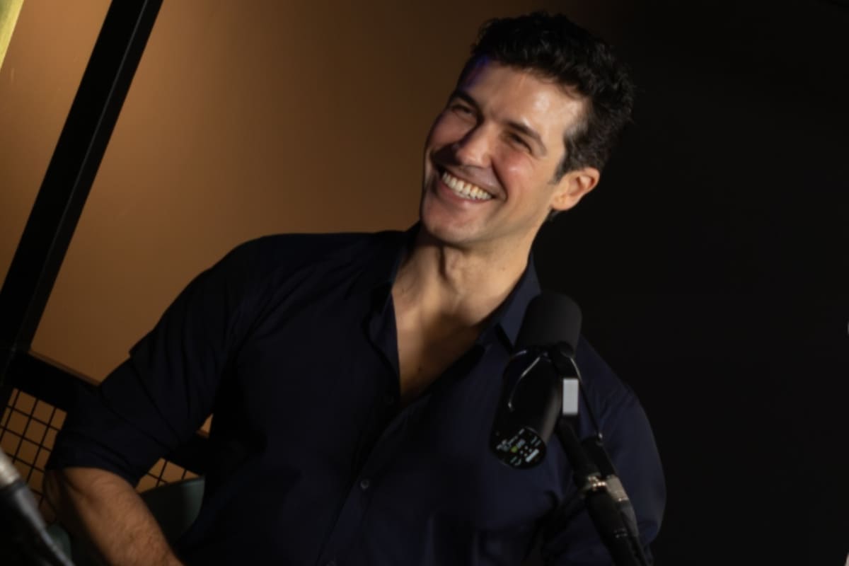 Un primo piano di Roberto Bolle che sorride