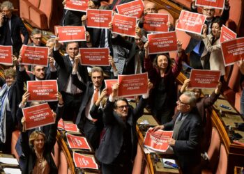 Protesta delle opposizioni in Aula al Senato poco prima del voto sulla fiducia sulla manovra