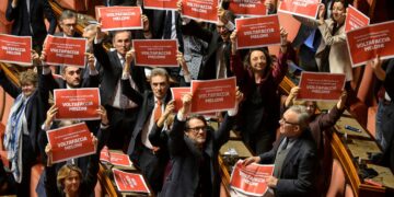 Protesta delle opposizioni in Aula al Senato poco prima del voto sulla fiducia sulla manovra