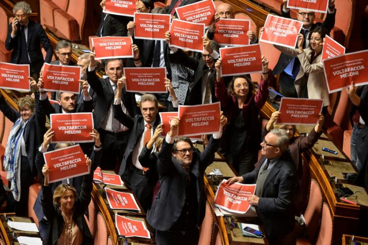 Protesta delle opposizioni in Aula al Senato poco prima del voto sulla fiducia sulla manovra
