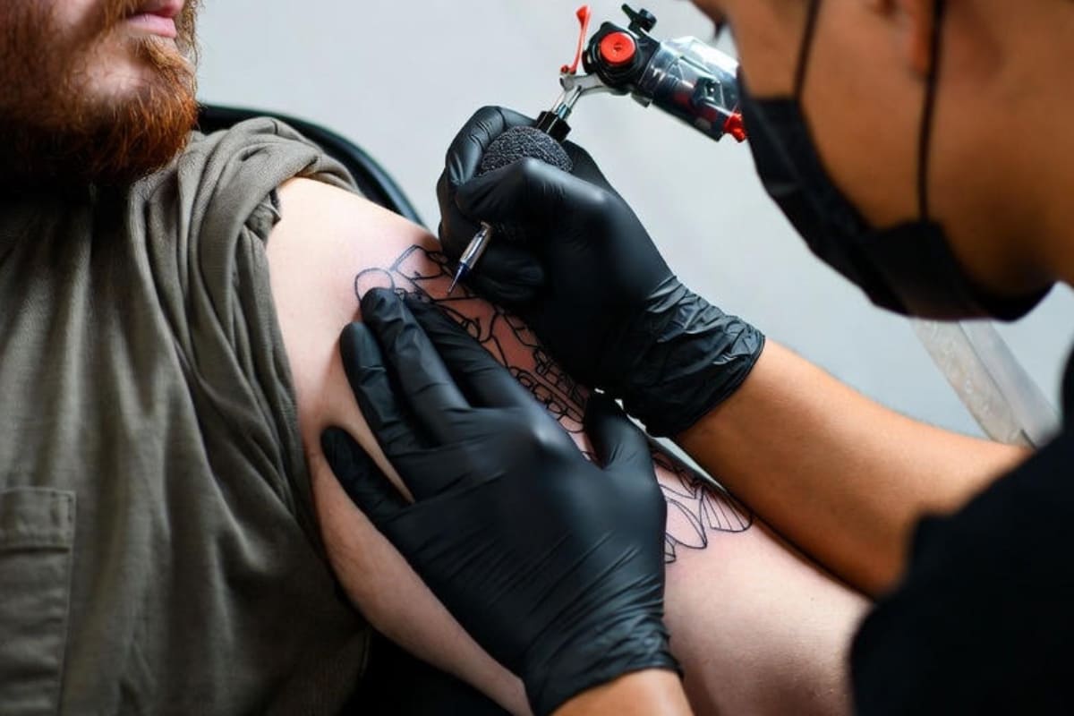 Un uomo che si sta facendo fare un tatuaggio