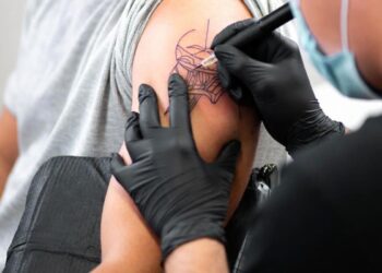 Un uomo che si sta facendo fare un tatuaggio