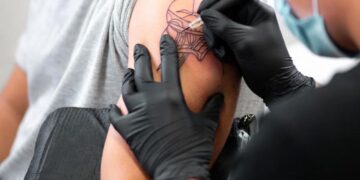 Un uomo che si sta facendo fare un tatuaggio