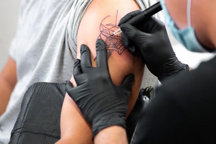 Un uomo che si sta facendo fare un tatuaggio