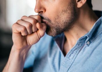 Un uomo con la tosse