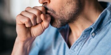 Un uomo con la tosse