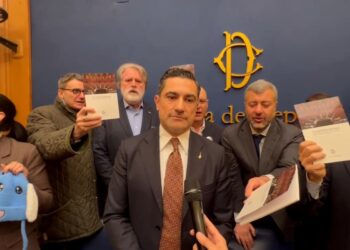 Sospesi 32 deputati di opposizione: impedirono conferenza neofascista alla Camera