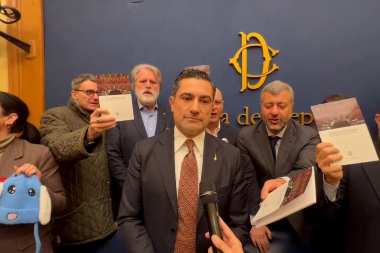 Sospesi 32 deputati di opposizione: impedirono conferenza neofascista alla Camera