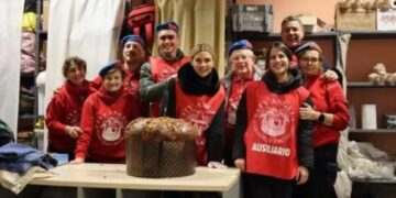 Alessandro Costacurta e Martina Colombari insieme al figlio Achile la notte di Capodanno aiutano i City Angels