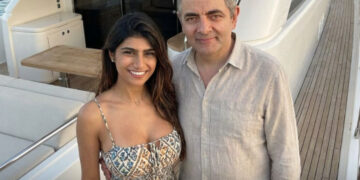 Rowan Atkinson e Mia Khalifa