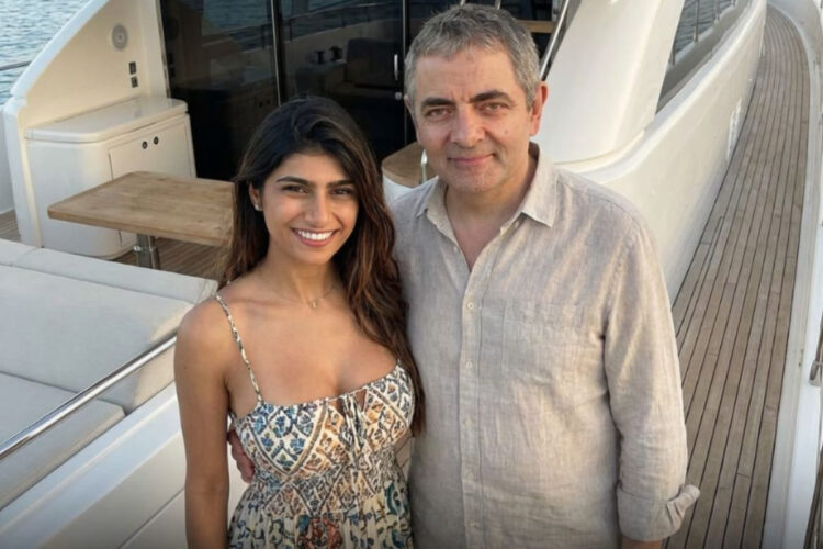 Rowan Atkinson e Mia Khalifa