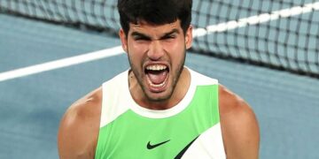 Carlos Alcaraz vola in finale per la prima volta in carriera agli Australian Open dopo una maratona con Alexander Zverev