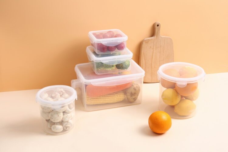 Come pulire i contenitori di plastica