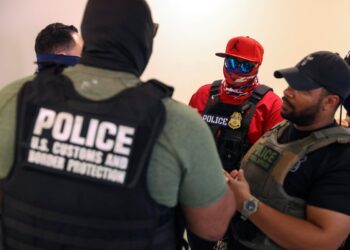 Degli agenti dell'ICE