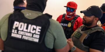 Degli agenti dell'ICE