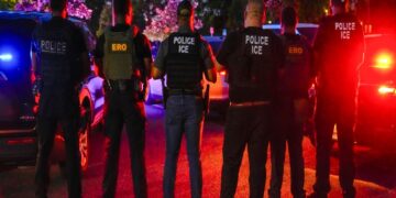 Degli agenti dell'Ice