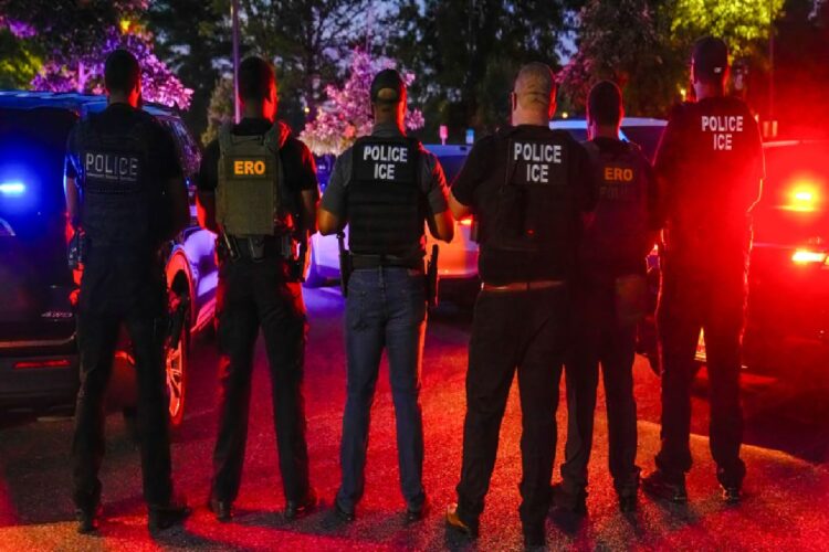 Degli agenti dell'Ice