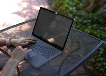 Donna che scrive al computer