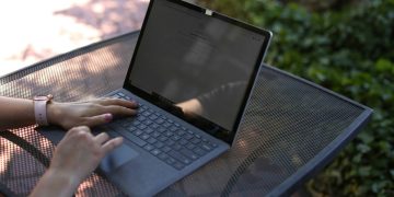 Donna che scrive al computer