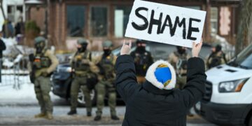 Donna uccisa da agenti ICE a Minneapolis