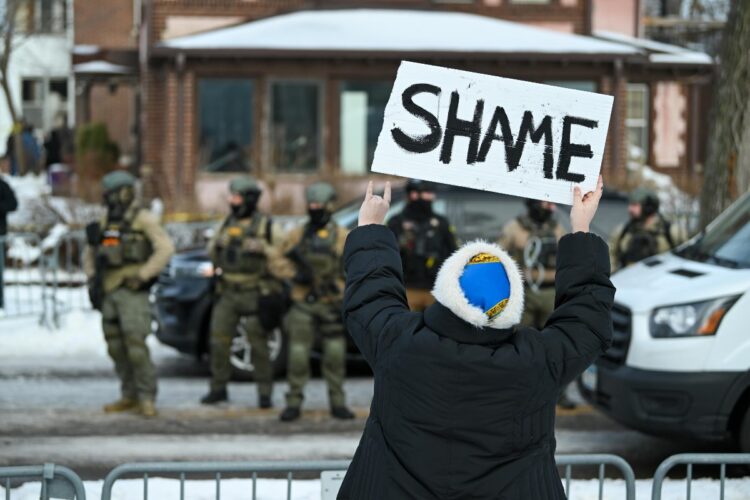 Donna uccisa da agenti ICE a Minneapolis
