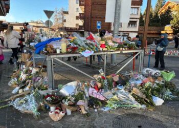 Fiori, candele e messaggi di fronte al bar Le Constellation di Crans-Montana in Svizzera
