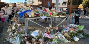Fiori, candele e messaggi di fronte al bar Le Constellation di Crans-Montana in Svizzera