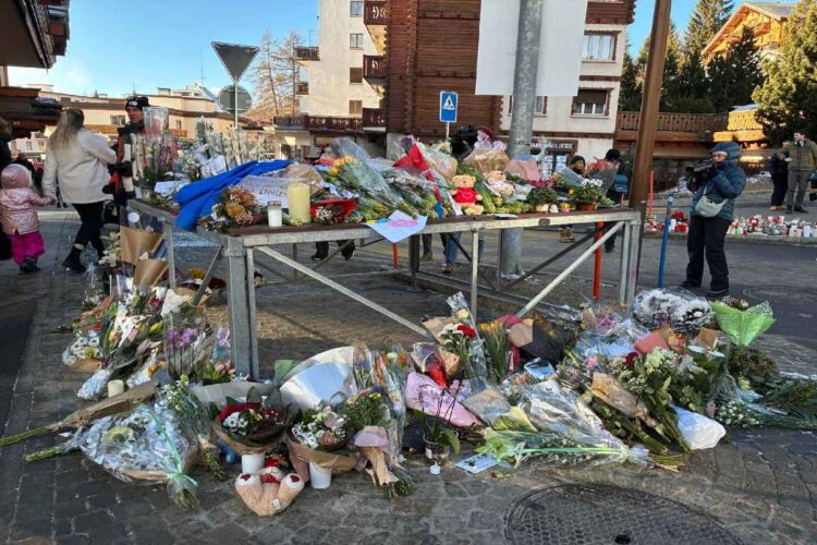 Fiori, candele e messaggi di fronte al bar Le Constellation di Crans-Montana in Svizzera