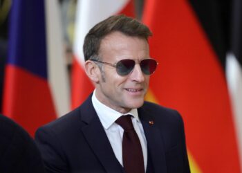 Gli occhiali da sole indossati dal presidente francese Emmanuel Macron