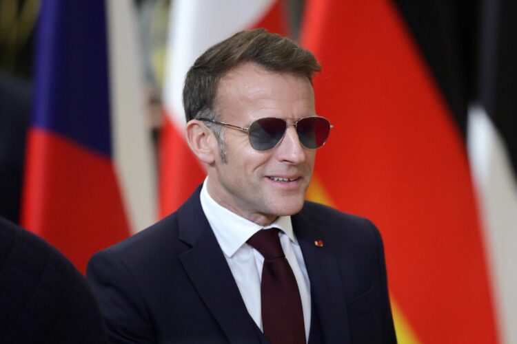 Gli occhiali da sole indossati dal presidente francese Emmanuel Macron