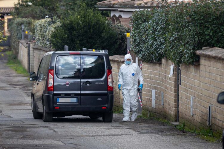 I Carabinieri durante il sopralluogo nell'abitazione di Federica Torzullo