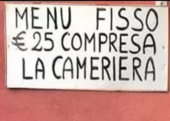 Il cartello esposto fuori da un bar di Pordenone