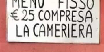 Il cartello esposto fuori da un bar di Pordenone