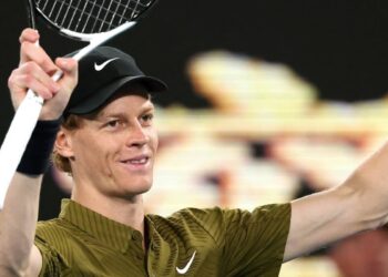 Jannik Sinner vola agli ottavi degli Australian Open nonostante i crampi