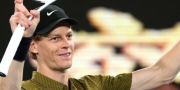Jannik Sinner vola agli ottavi degli Australian Open nonostante i crampi