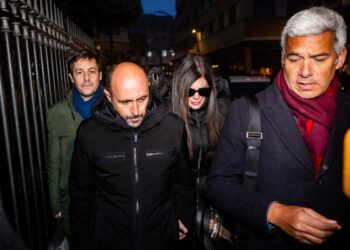 Jessica e Jacques Moretti fuori dal tribunale di Sion