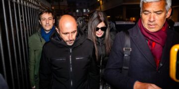 Jessica e Jacques Moretti fuori dal tribunale di Sion